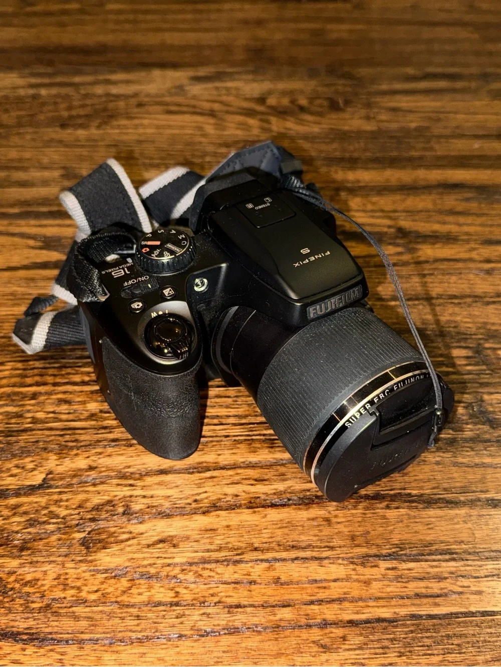 Fujifilm Finepix S8200 16.2MP, Wide 24MM 40X Optical Zoom Lens w/ Carrying Case